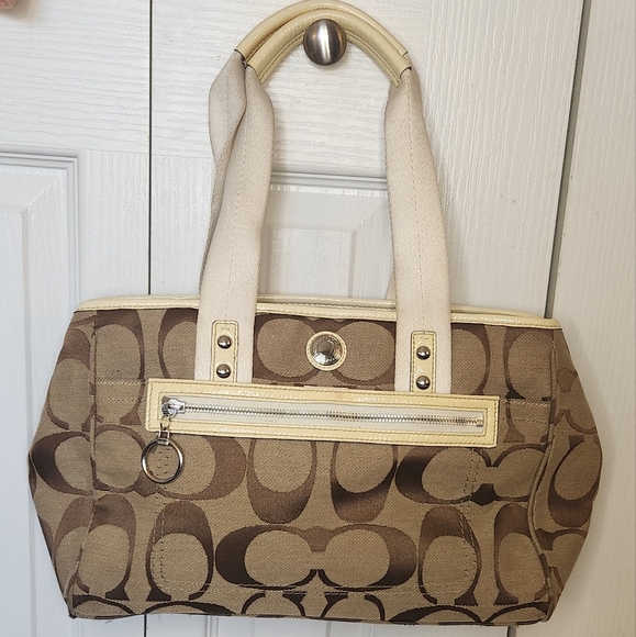 Coach Handbags - Coach Daisy Signature tote bag